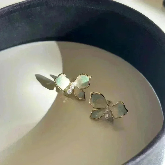 Romantic Gradient Butterfly With Pearls Earrings - Picture 1 of 8